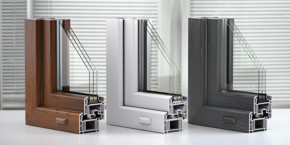 Vetri isolanti a triplo strato: sezioni di finestre in legno, bianco e grigio.