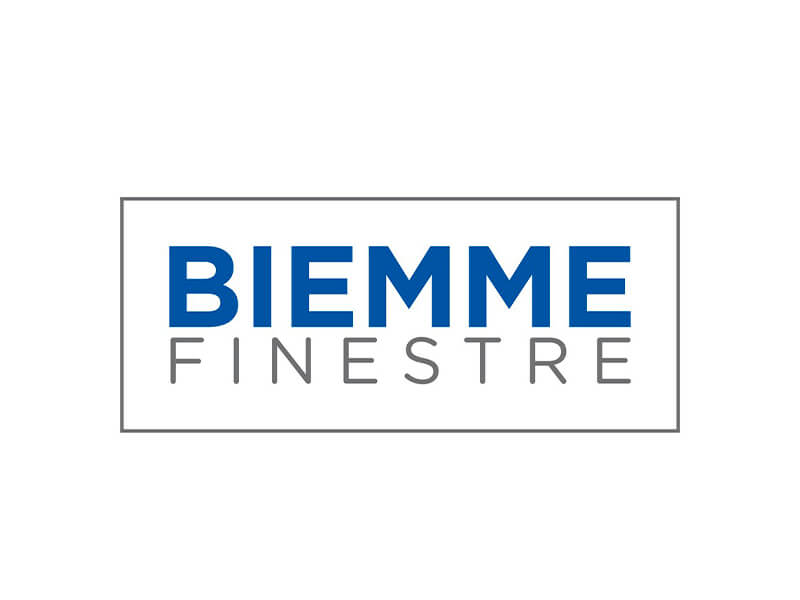 Logo Biemme Finestre con testo blu e grigio all'interno di un rettangolo.