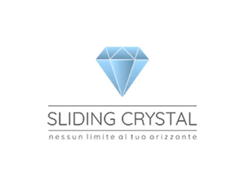 Logo bianco con diamante azzurro. Sotto "SLIDING CRYSTAL", poi "nessun limite al tuo orizzonte".