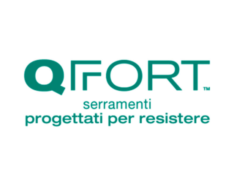 Logo verde QFORT con testo "serramenti progettati per resistere" su sfondo bianco.