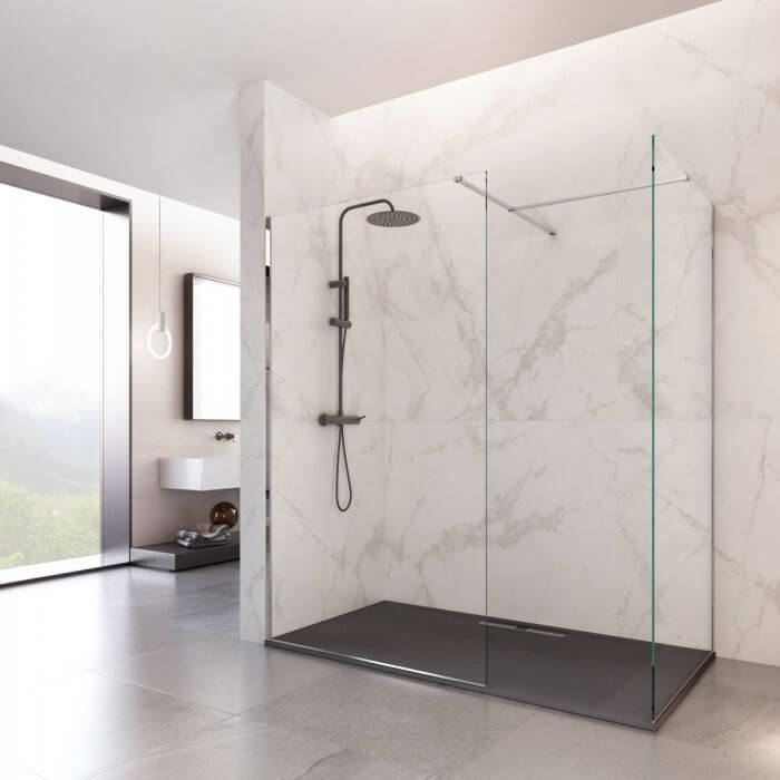 Doccia a pavimento con box doccia in vetro, pavimento grigio e pareti in marmo.
