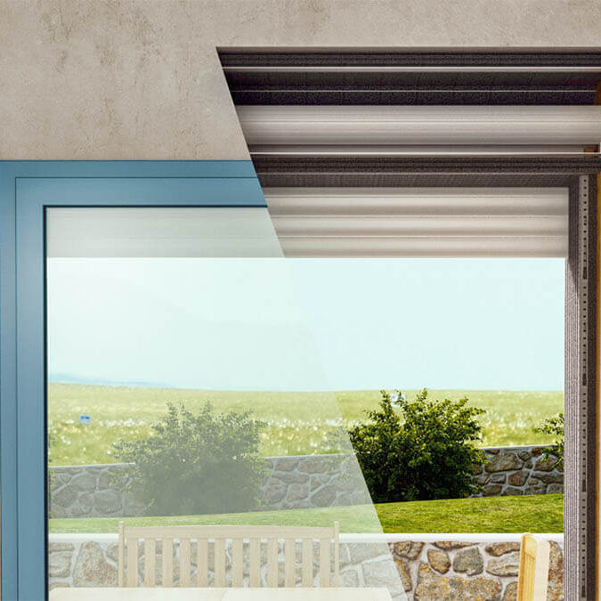 Sezione di finestra con tapparella avvolgibile, mostrando il meccanismo e il paesaggio esterno.