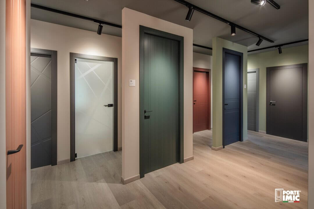 Vetrina Porte Imic con una varietà di porte contemporanee in colori e design diversi.