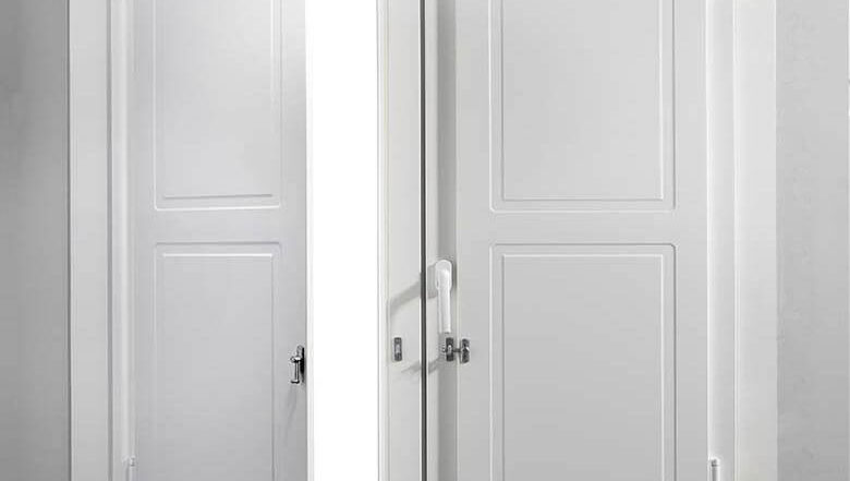 Due porte bianche accostate con un'apertura luminosa tra loro.