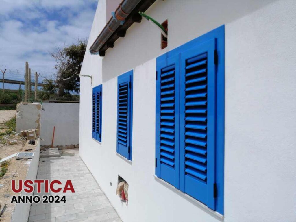 Facciata bianca con persiane blu, Ustica 2024.